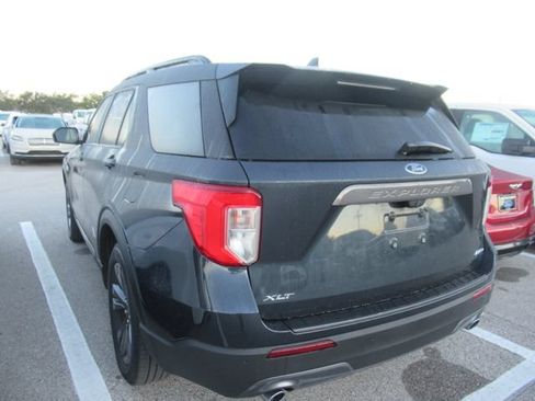 Used 2022 Ford Explorer XLT w/ Equipment Group 202A AWD/4WD image 4
