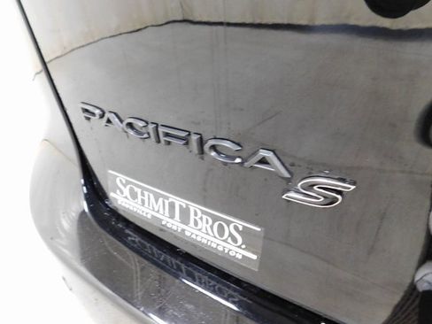 Used 2025 Chrysler Pacifica Limited image 13