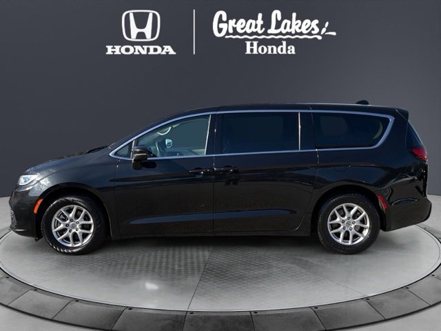 Used 2023 Chrysler Pacifica Touring-L FWD image 3