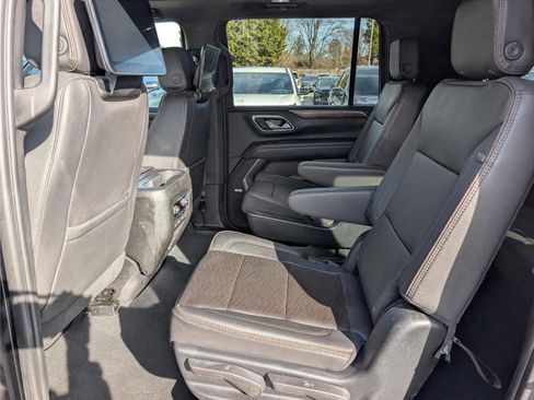 Used 2023 Chevrolet Suburban High Country w/ Advanced Technology Package image 18