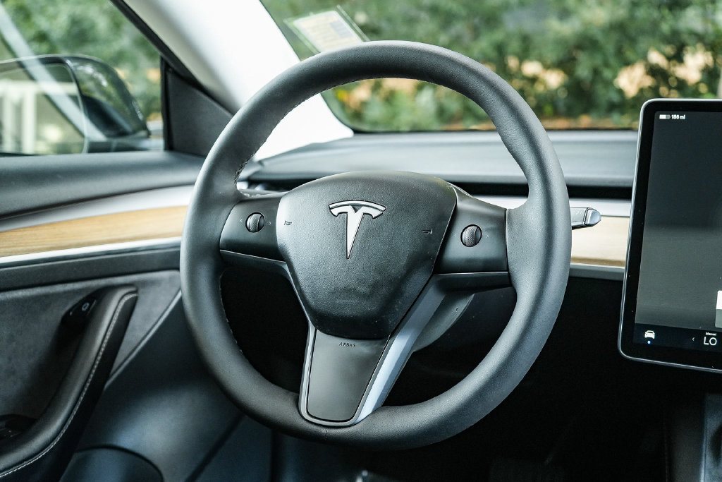 Used 2023 Tesla Model 3 Standard Range RWD image 14
