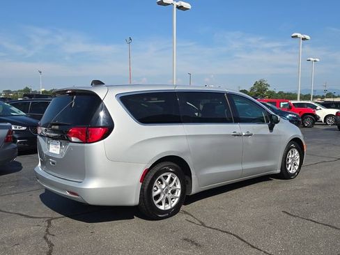 Used 2022 Chrysler Voyager LX FWD image 3