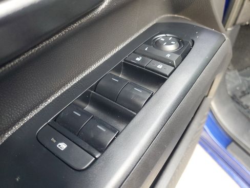 Certified 2024 Toyota Tacoma SR5 AWD/4WD image 17