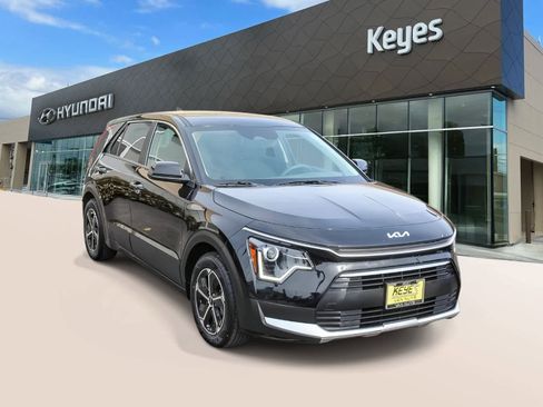Used 2024 Kia Niro LX image 3