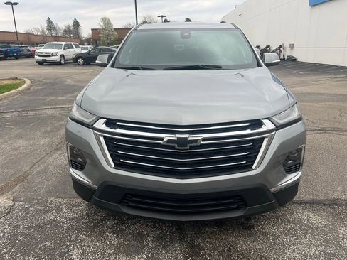 Used 2023 Chevrolet Traverse LT image 2