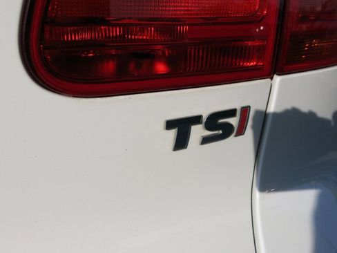 Used 2017 Volkswagen Tiguan Limited w/ Alloy Wheels Package image 10