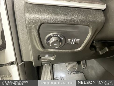 Used 2024 Jeep Grand Cherokee Limited w/ Black Appearance Package AWD/4WD image 41