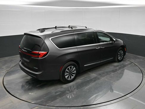 Used 2021 Chrysler Pacifica Limited w/ Uconnect Theater Family Group image 28