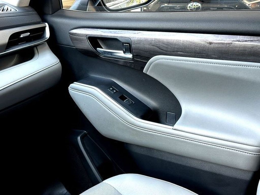 Used 2023 Toyota Highlander Limited FWD image 29
