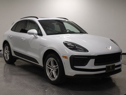 Certified 2022 Porsche Macan AWD/4WD image 9