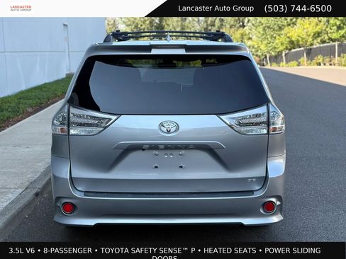 Used 2018 Toyota Sienna SE w/ Carpet Mat Package FWD image 5