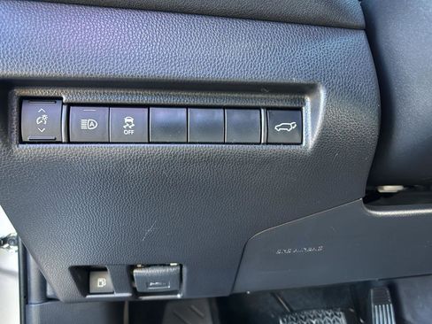 Used 2022 Toyota Venza XLE image 21