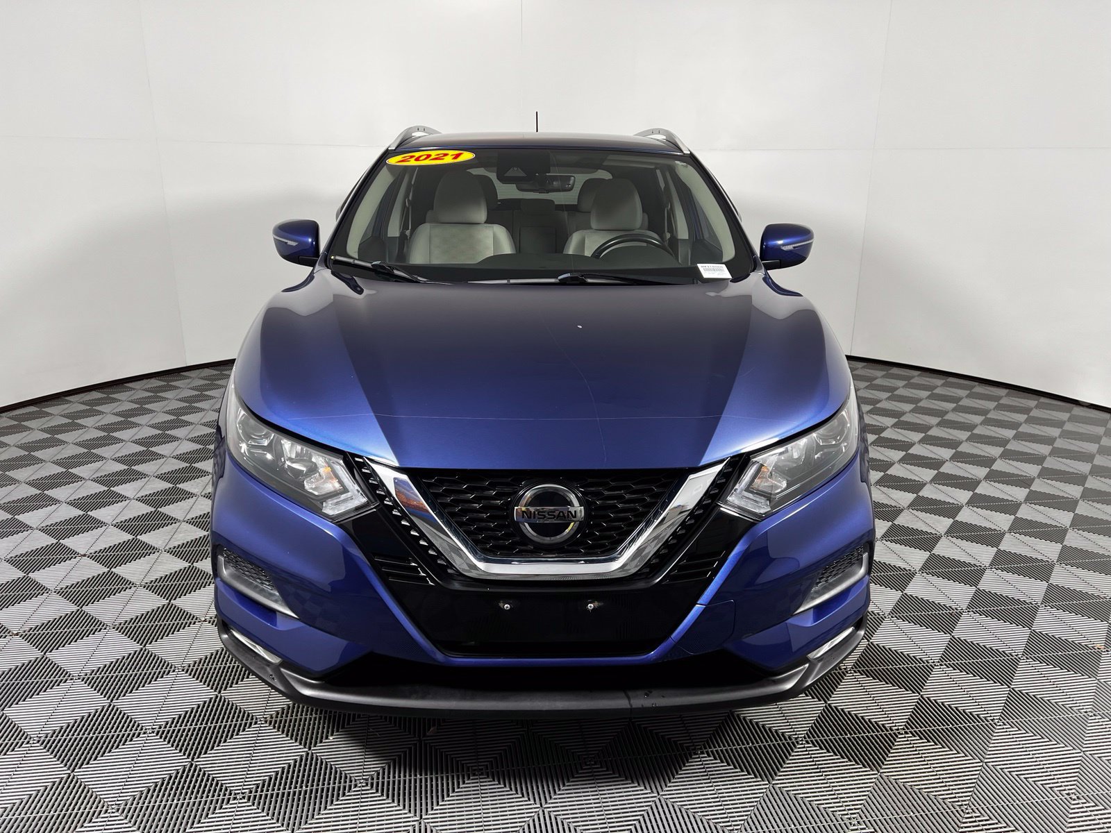 Used 2021 Nissan Rogue Sport SV FWD image 2