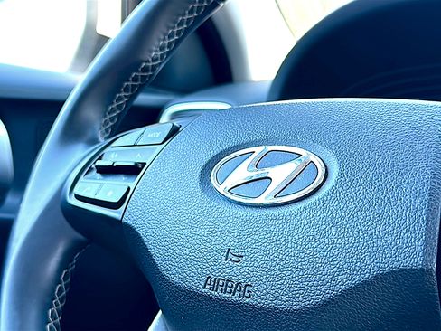 Used 2025 Hyundai Venue SEL image 31