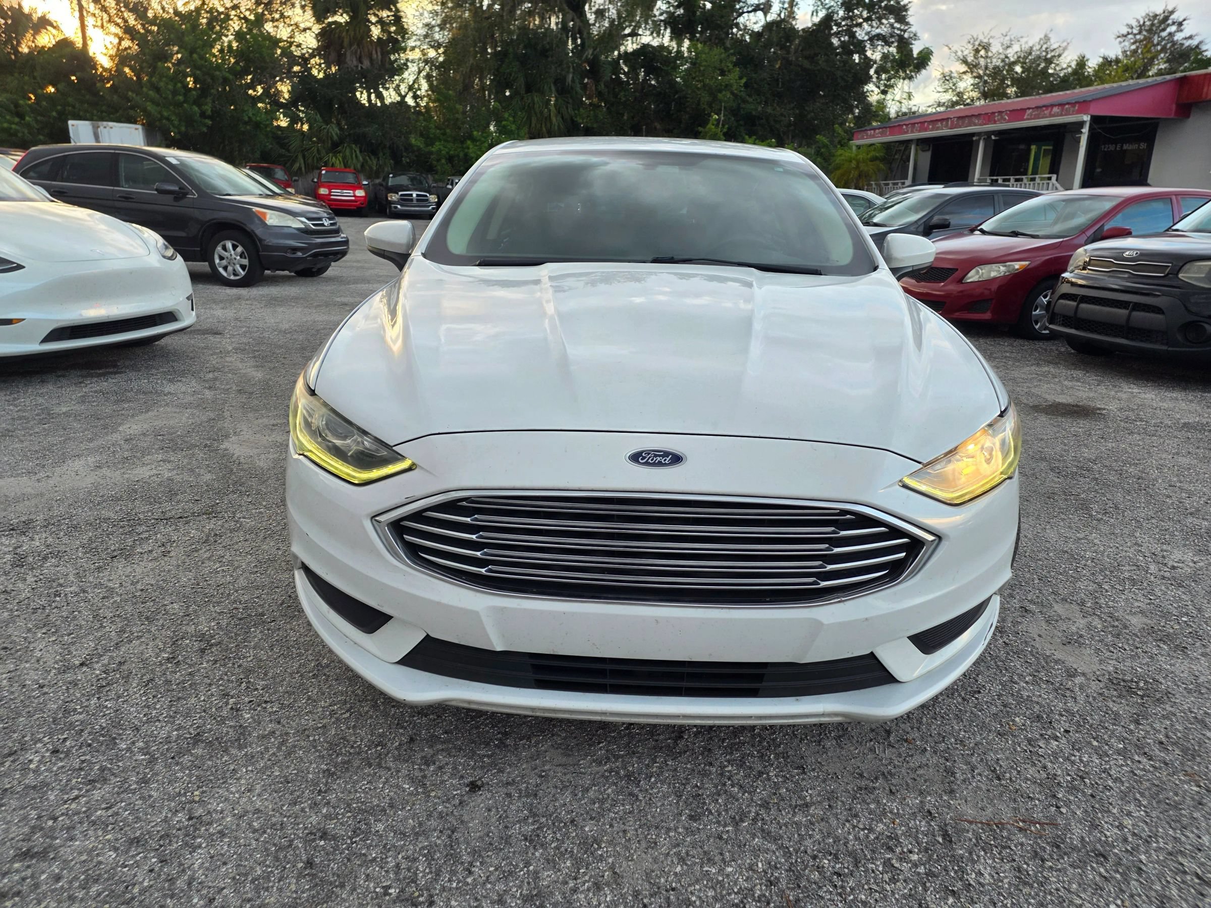 Used 2018 Ford Fusion SE FWD image 2