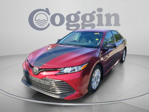 Used 2018 Toyota Camry LE FWD image 1