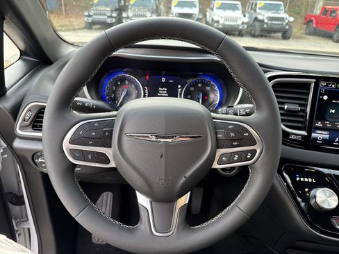 Used 2025 Chrysler Pacifica Select image 22