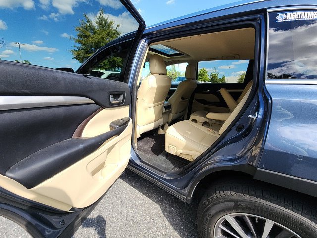 Used 2017 Toyota Highlander XLE w/ Carpet Mat Package FWD image 25