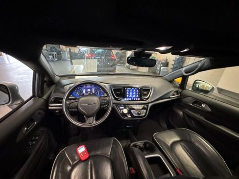 Used 2019 Chrysler Pacifica Limited w/ Advanced Safetytec Group FWD image 9
