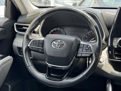Used 2021 Toyota Highlander XLE FWD image 22