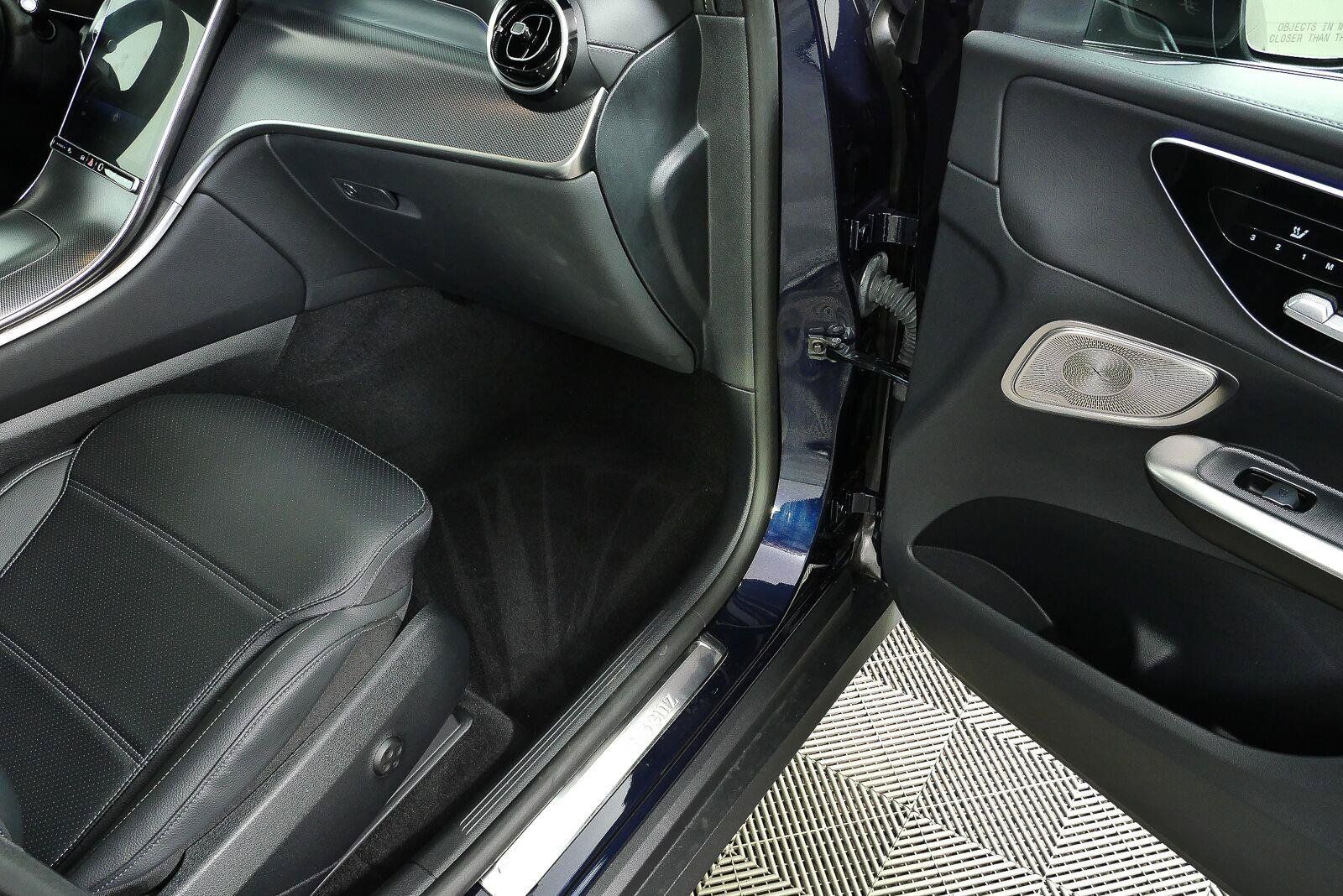 Used 2024 Mercedes-Benz GLC 300 4MATIC image 23