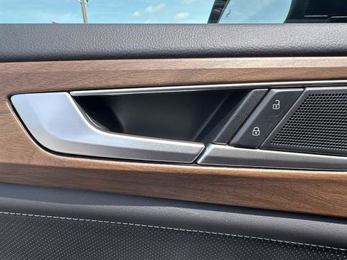 Certified 2025 Volkswagen Atlas SE FWD image 28