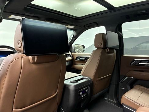 Used 2025 Chevrolet Suburban High Country AWD/4WD image 19