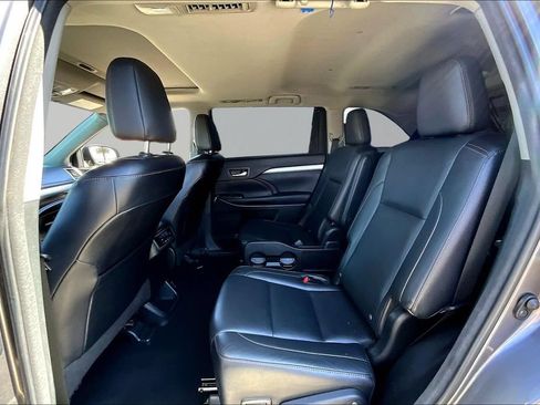 Used 2016 Toyota Highlander XLE FWD image 22