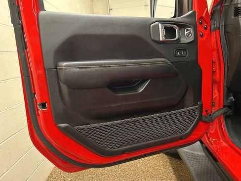 Used 2025 Jeep Wrangler Unlimited Sahara image 13