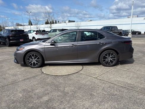 Used 2024 Toyota Camry SE image 5