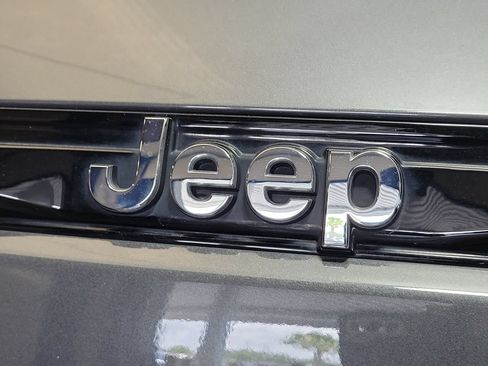 Used 2023 Jeep Grand Cherokee Overland RWD image 8