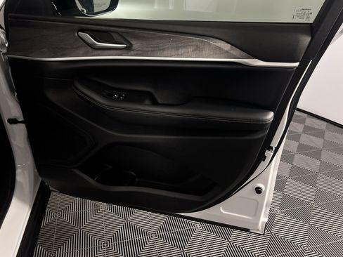 Used 2023 Jeep Grand Cherokee Limited w/ Black Appearance Package image 33