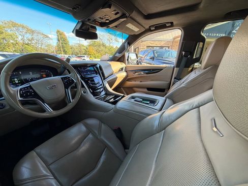 Used 2019 Cadillac Escalade Platinum image 18