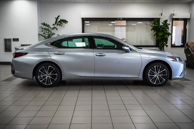 Certified 2025 Lexus ES 300h w/ Premium Package FWD image 5
