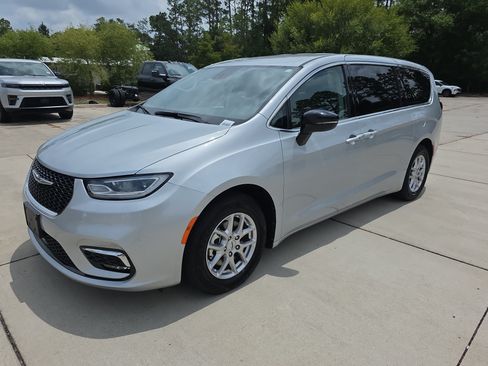 Used 2024 Chrysler Pacifica Touring-L FWD image 4