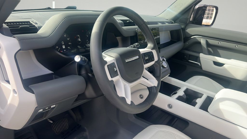 Used 2025 Land Rover Defender 110 X-Dynamic SE AWD/4WD image 4