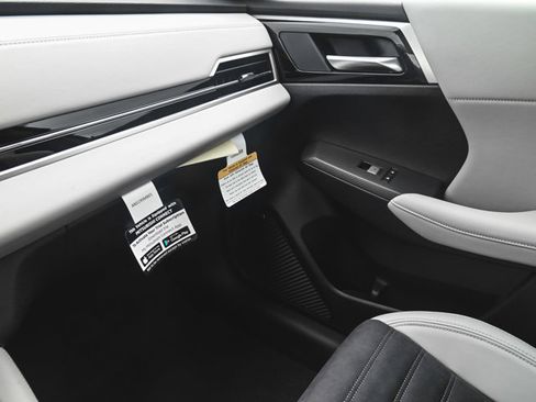 New 2025 Mitsubishi Outlander SE image 17