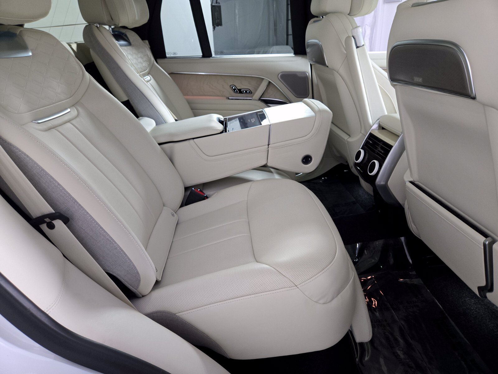 Used 2025 Land Rover Range Rover SV AWD/4WD image 18