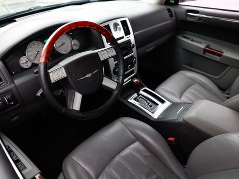 Used 2005 Chrysler 300 C w/ Protection Group II image 4