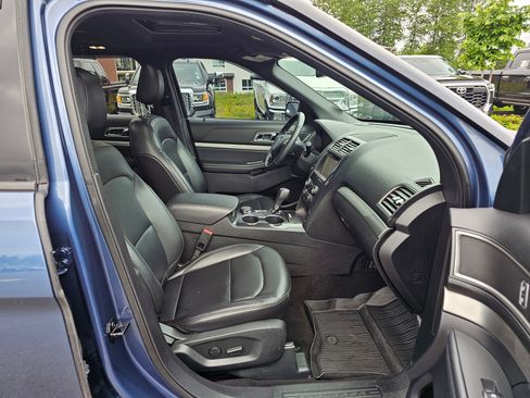 Used 2019 Ford Explorer XLT w/ Equipment Group 202A AWD/4WD image 38