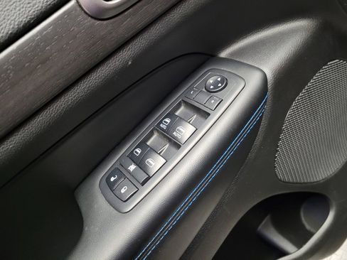 Used 2018 Jeep Grand Cherokee Laredo AWD/4WD image 27