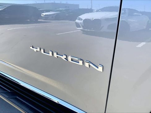 Used 2021 GMC Yukon SLT w/ Rear Media and Nav Package image 10