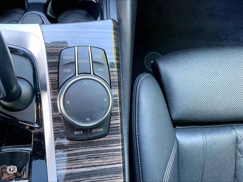 Used 2023 BMW 530e w/ Convenience Package image 35