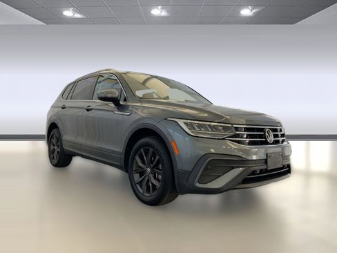 Used 2022 Volkswagen Tiguan SE w/ Panoramic Sunroof Package image 7