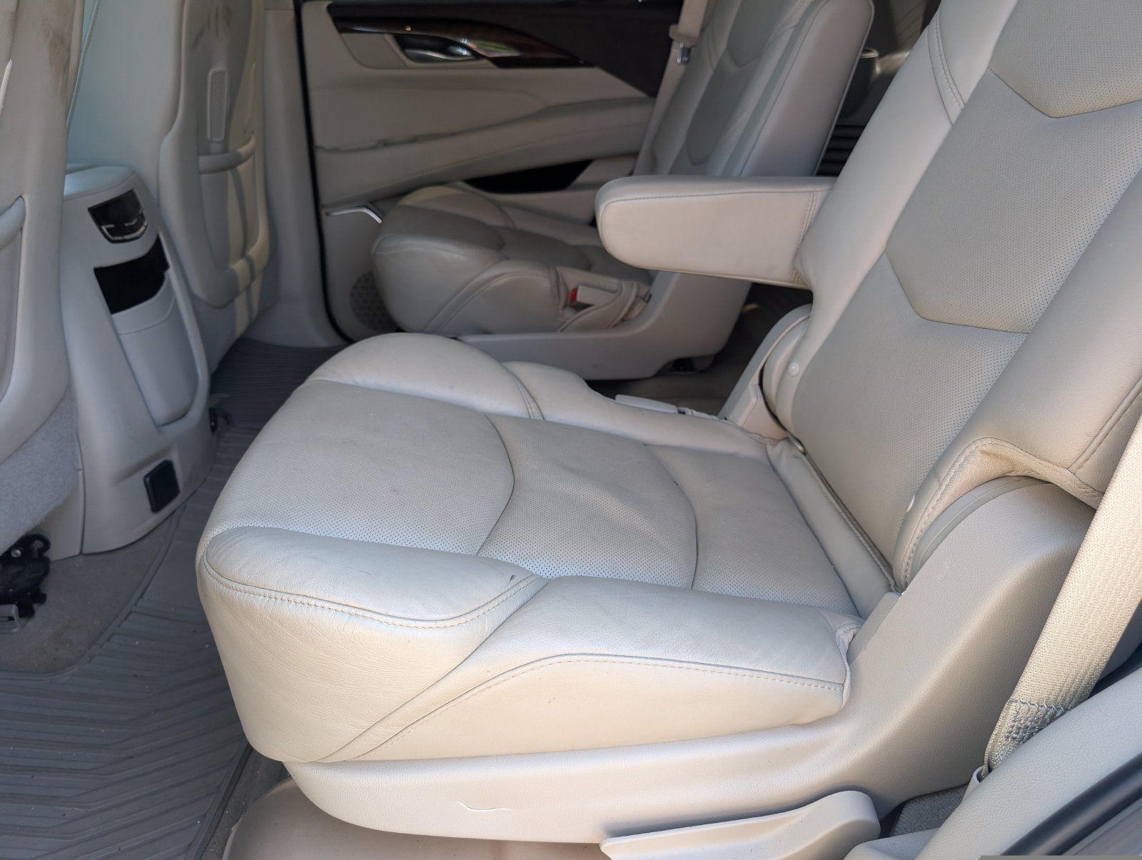 Used 2017 Cadillac Escalade Luxury AWD/4WD image 7