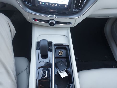 Used 2024 Volvo XC60 B5 Core w/ Climate Package image 34