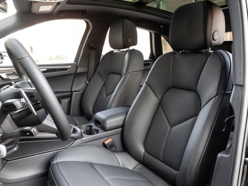 Certified 2026 Porsche Macan AWD/4WD image 5