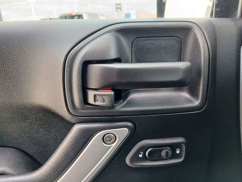 Used 2018 Jeep Wrangler Sahara w/ Connectivity Group image 24