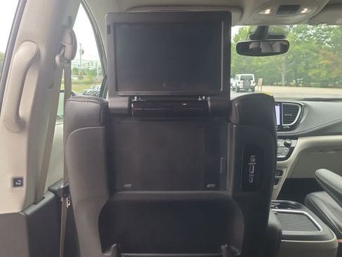 Used 2023 Chrysler Pacifica Touring-L w/ Uconnect Theater Family Group FWD image 12
