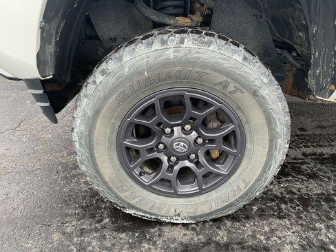 Used 2016 Toyota Tacoma SR image 12